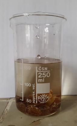 hydrogenuhličitan sodný NaHCO 3, ocet (8% roztok CH 3 COOH) Postup: Do větší kádinky nalijeme vlažnou