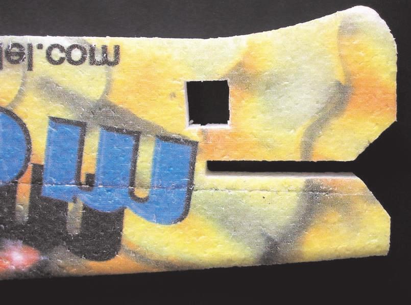 Serva obalte samolepicí páskou (aby nedošlo k poškození krabièky serv lepidlem), namaèknìte je do vyøíznutého