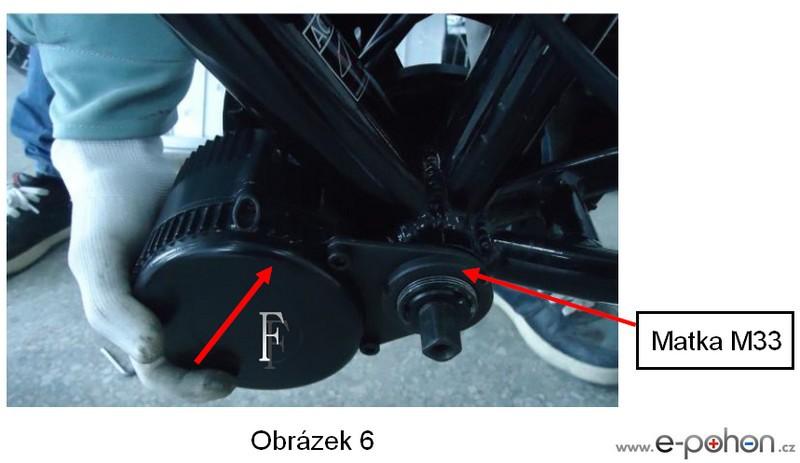 Nasuňte levou kliku na čtyřhran osy a přišroubujte pomocí imbusového šroubu M8. Poté přišroubujte také pravou kliku. Na oba šrouby použijte sílu 35-40N.m. 8.