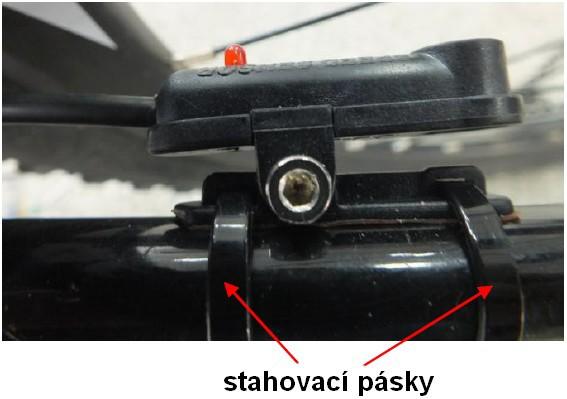 : POZOR, PŘI ZAPOJOVÁNÍ AKUMULÁTORU VĚNUJTE MAXIMÁLNÍ POZORNOST SPRÁVNÉ POLARITĚ (ČERVENÝ DRÁT +, ČERNÝ DRÁT - ). PŘEPÓLOVÁNÍM ZNIČÍTE ŘÍDÍCÍ JEDNOTKY MOTORU.