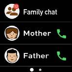 Volání Volání členovi rodiny Chcete-li zobrazit kontakty rodiny, přejeďte prstem doleva na úvodní obrazovce a stiskněte položku Rodina. Stisknutím kontaktu zahajte volání.