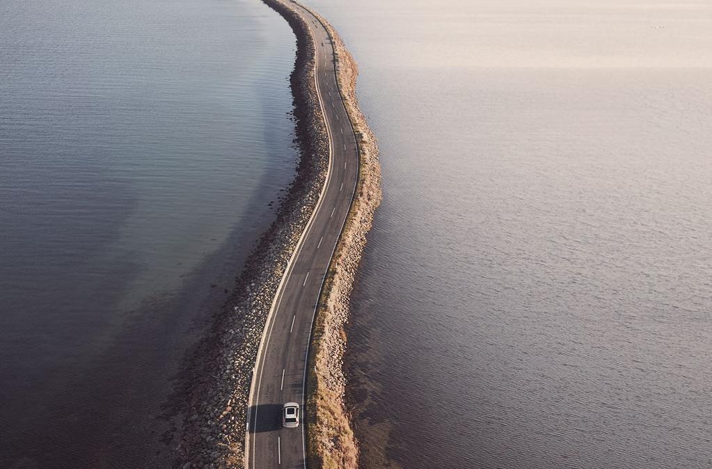 20 KOMFORTNÍ SLUŽBY VAŠE VOLVO VÍ, KAM POTŘEBUJETE DOJET S funkcí odeslání polohy do vozu si můžete prostřednictvím mapového systému, který je součástí aplikace, naplánovat trasu v