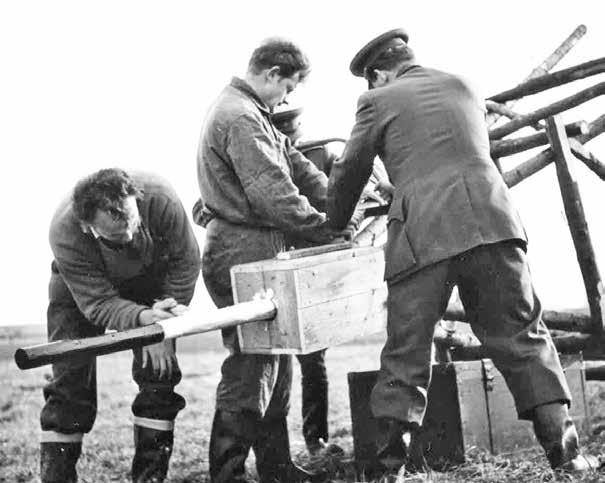 Obr. 7 Údržba orientačních zařízení na bodech ČSTS Pro tvorbu a obnovu topografických map 1 : 25 000 a nové celostátní mapování v měřítku 1 : 10 000 bylo prováděno měření souřadnic vlícovacích bodů.