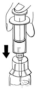 Krok 5: Přidání rozpouštědla do prášku a rozpouštění Odstraňte obal z adaptéru na lahvičce s práškem. Uchopte stříkačku s rozpouštědlem, kterou jste si připravili v kroku 4.