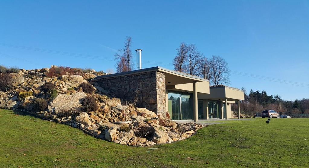 Smart BUILDING příklad řešení Stavba představuje moderní, ekologické bydlení s velmi nízkou energetickou náročností, využívající standardních přírodních principů a současně