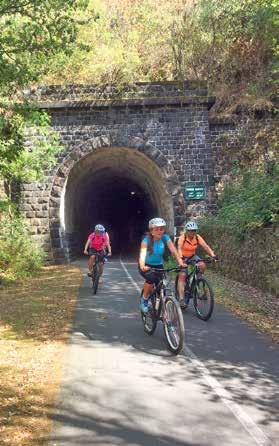 Na kole se tak jede malebnou krajinou přes četné mosty rozličné výšky i osvětlenými tunely různé délky.