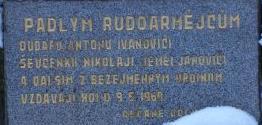 1960 čtyřem padlým rudoarmějcům. Autorem pomníku je A. Kubiczek.