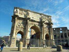 Až se zřítí Koloseum, zřítí se i Řím, ale až se zřítí Řím, zřítí se i svět. Napsal Beda v 8. století. Při zahajovacích oslavách, které trvaly sto dní, bylo údajně zabito na devět tisíc šelem.