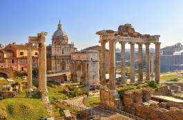 3. FORUM ROMANUM (Foro Romano) Jedná se o zbytky chrámů a městských budov postavených bohatými Římany v prostoru mezi Kapitolem, Koloseem a pahorkem Palatinem.