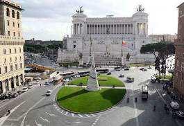 KAPITOLSKÉ NÁMĚSTÍ (Piazza del Campidoglio) Původně byl vršek Kapitol zasvěcen antickým bohům a směřovaly sem slavnostní průvody vítězných generálů.