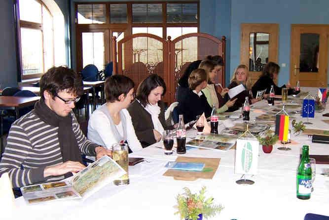 A k t i v i t y v ro c e 2 0 0 8 Leden 10.1. účast na semináři ROP Cestovní ruch, Plzeň 11.1. studenti z univerzity na návštěvě ě Euroregionu 23.1. Cíl 3 Česká republika Svobodný stát Bavorsko, Regensburg 24.
