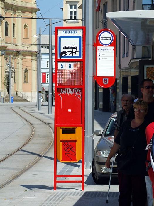 3.2.5 Označovanie zastávok V 1. etape zavedenia BID bude prebiehať údržba zastávok podľa súčasného systému, pričom koordinátor zabezpečí zjednotenie názvoslovia zastávok.