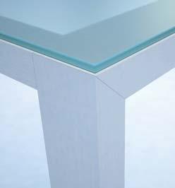 BENETTO Stůl Benetto zdůrazňuje krásu a jednoduchost v kombinaci masivního hliníkového profilu a skleněné desky.