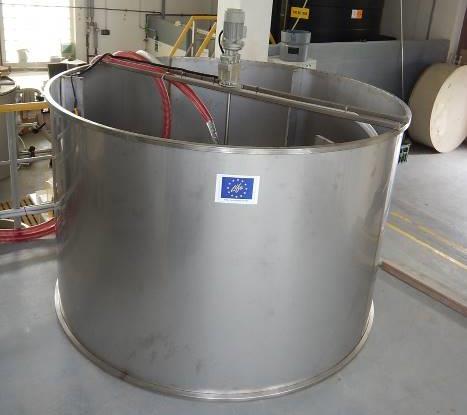 Do reakční nádrže vyrobené z nerezové oceli je mimo výtlaku čerpadla biologicky čištěné odpadní vody vyústěn i