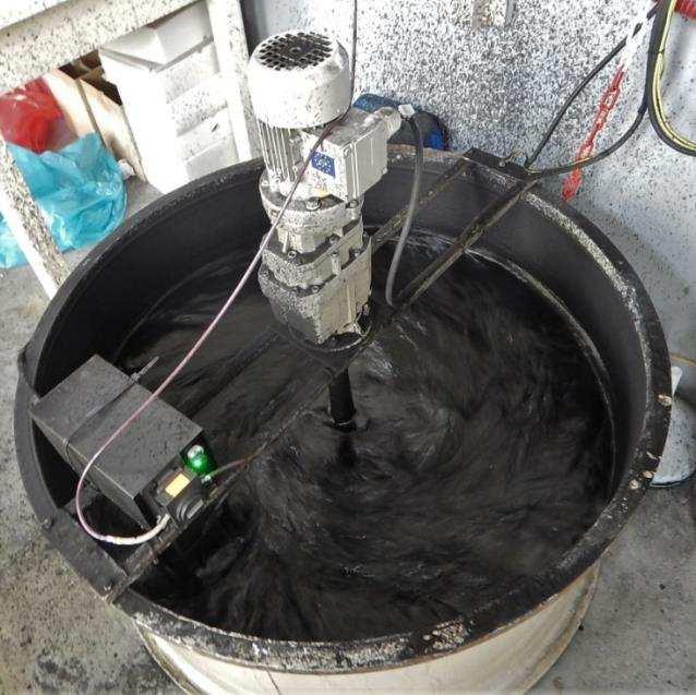 Biologicky vyčištěná odpadní voda je do kontaktní nádrže (viz obrázek 6B) čerpána ponorným čerpadlem umístěným v sacím koši společném pro ostatním pilotními