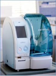 Pathfast, Mitsubishi chemical Plně automatizovaný stolní POCT imunoanalyzátor Kombinuje
