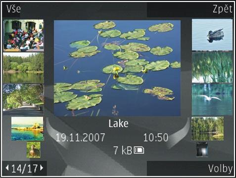 Obrázky a videoklipy jsou seřazeny podle data a času a zobrazují se opakovaně. Aplikace zobrazí počet souborů.