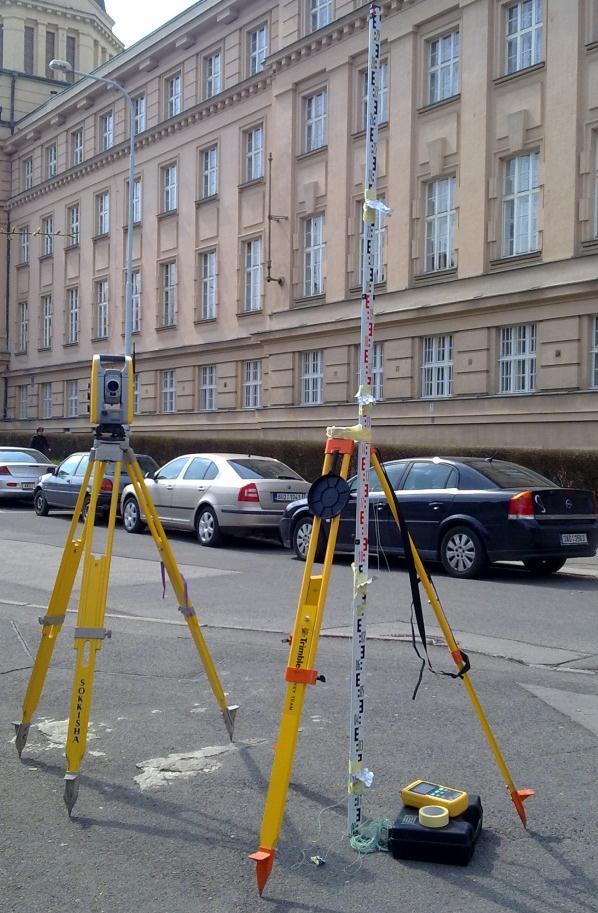 5 UVÁŢENÍ VLIVU REFRAKCE NA MĚŘENÁ PŘEVÝŠENÍ Z tabulky je zřejmé, ţe i při malém teplotním gradientu má u délek přes sto metrů refrakce takový vliv, ţe naprosto degraduje přesnost metody. 5.