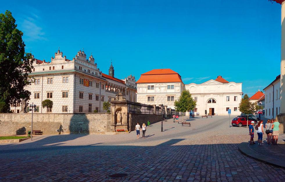 Babky do podoby odpočinkového městského parku s fontánou, tiše znějící klasickou hudbou