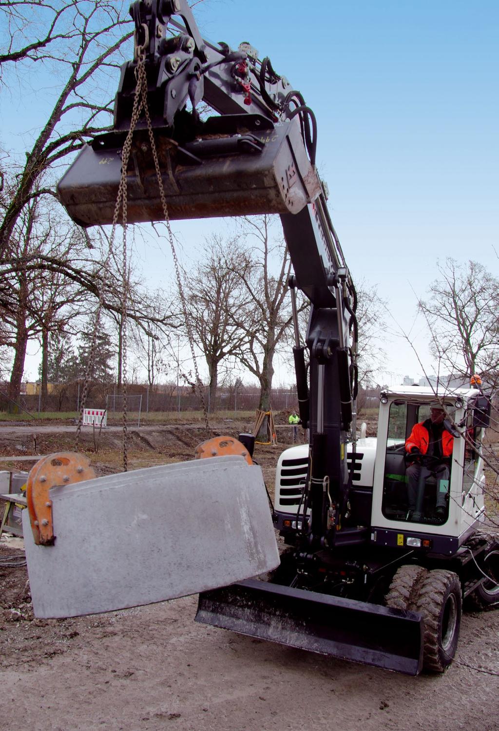 PŘESNÉ ŘÍZENÍ Terex Smart Control (TSC) Terex Smart Control je vyvinuté exkluzivně společností Terex a poskytuje řidiči maximální míru kontroly nad rypadlem.