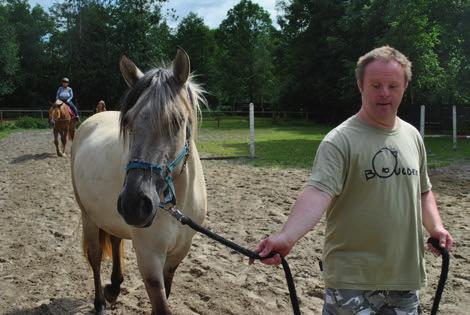 Sprchování koní, koupání v řece, cesta na pastvu V teplém období často s