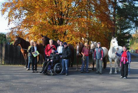 Za těch osm let, kdy k nám klienti Charity Jablunkov chodí, je vidět, kolik se toho naučili a jak jsou navzdory svým handicapům v kontaktu s koňmi šikovní.