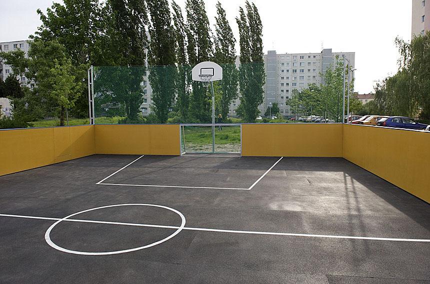 Pre nás je prvoradá bezpečnosť a radosť detí hrajúcich sa v priestoroch detského ihriska medzi šmýkačkami, preliezkami, hojdačkami či pieskoviskom.