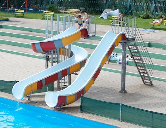 TOBOGANY Tobogany a rôzne bazénové atrakcie patria v dnešnej dobe k základnej výbave