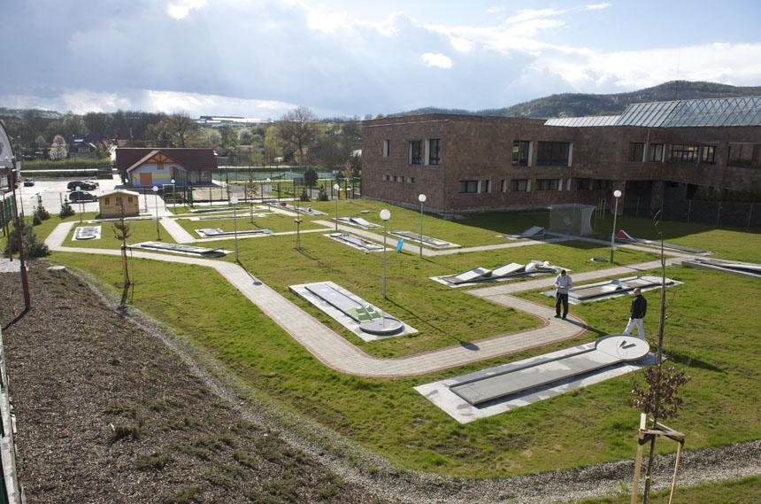 MINIGOLF Minigolf je netradičný a nenáročný šport pre všetkých bez rozdielu veku.