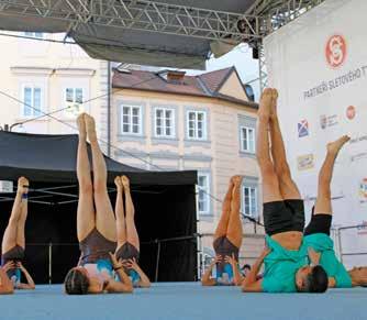 peních v OC Eden předvedli tance z Velikonočního ostrova a dále tance z jednotlivých chilských regionů.