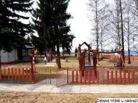 Obec také podala další dvě žádosti přes MAS Uničovsko o.p.s. na dětské hřiště v Rybníčku a projekt opravy hřbitovní zdi.