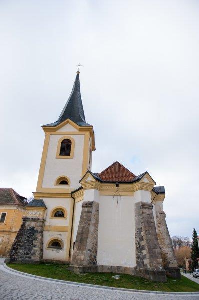 Kostel Nanebevzetí Panny Marie v Bezdružicích Kostel je poprvé zmiňován roku 1515, v roce 1710 byl původně gotický kostel zbourán a na jeho