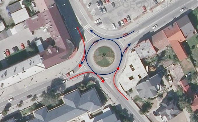 Obr. 2-7 Okružná križovatka spájajúca cestu I/49 s cestou II/507 Červenou farbou sú na obrázku znázornené vjazdy, na ktorých bolo z prieskumov zistené zdržanie.
