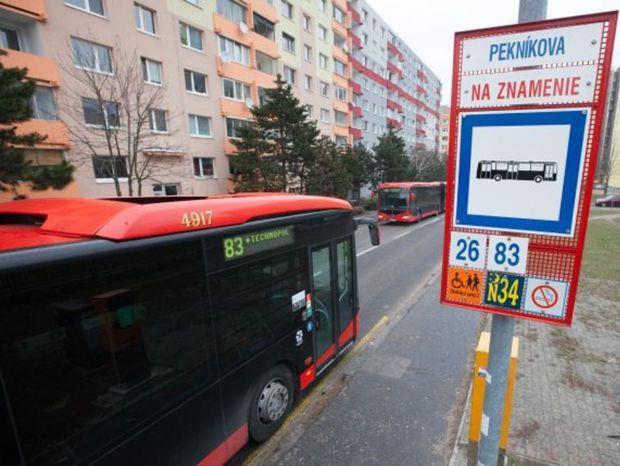 Obr. 3-20 Príklad označenia zastávky na znamenie Výhody zastávok na znamenie: zrýchlenie prevádzky MHD, znížia sa emisie a plynulejšou jazdou poklesne spotreba paliva, v zime menšie úniky tepla a v