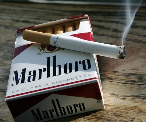 Kupujeme cigarety, které nám zakázali kouřit tam, kde se vždy kouřit mohly.