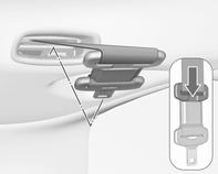 Vyjměte spodní zámkovou sponu z držáku a zacvakněte ji do levé přezky (1) prostředního sedadla.