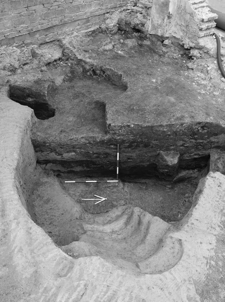 Celý prostor záchranného archeologického výzkumu byl po odstranění novověkých konstrukcí a planýrek, začištěn na podloží (spraš a půdní horizont).