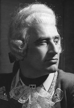 února vystoupil v představení Beethovenova Fidelia v roli Prvního vězně. V roce 1945 přešel k opeře Divadla 5. května, kde mu byly svěřovány i velké tenorové role (např.