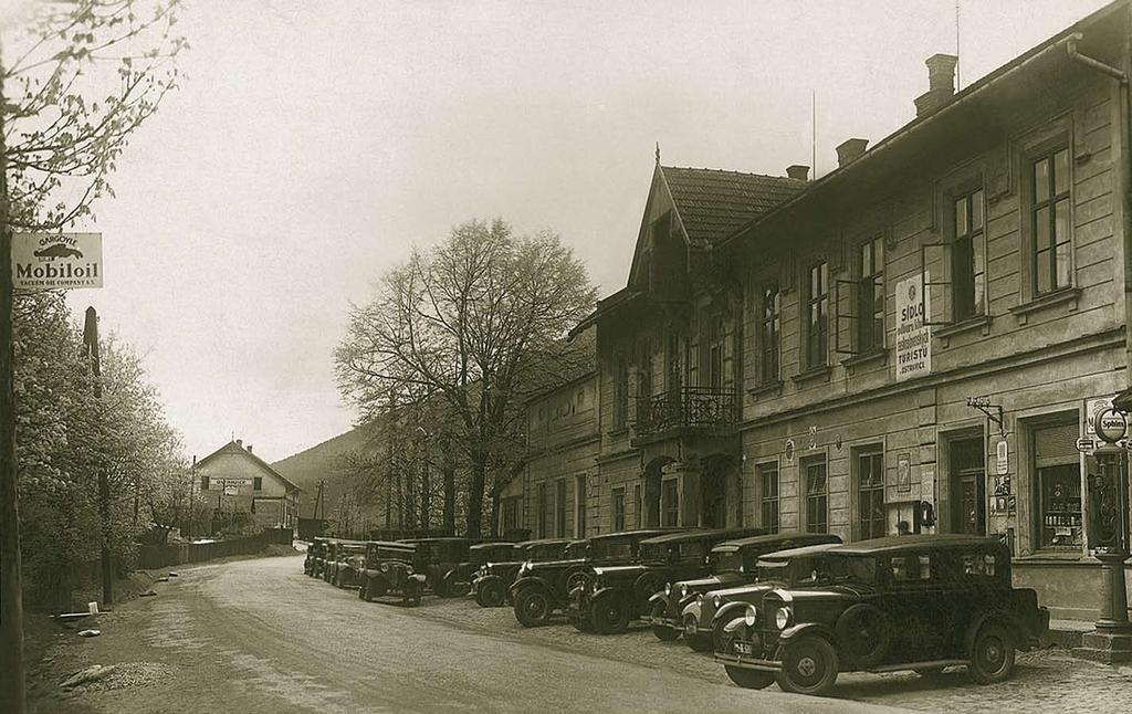 Nejdříve se podél slovenské hranice oddělila obec Bílá a později si obec vyměnila část území se sousedními Starými Hamry. Takto ve 30. letech 20.