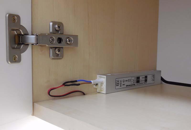 Vlastní napojení napájecích kabelů a umístění zdroje je spíše otázkou šikovnosti a daných možností v místě instalace.