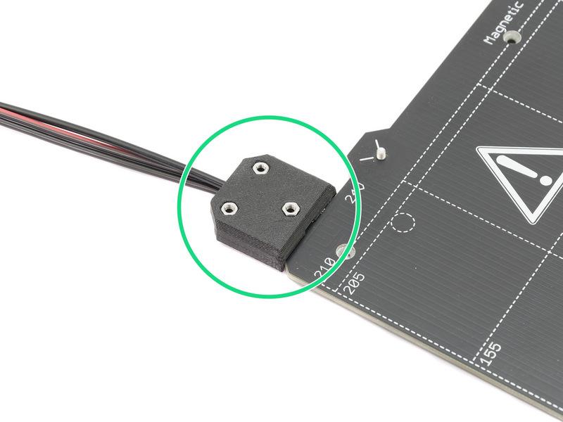 Step 6 Příprava dílu heatbed-cable-cover (nový design) Vložte matky M3n do otvorů. Pokud nemůžete matku M3n vložit dovnitř, nepoužívejte nepřiměřenou sílu.