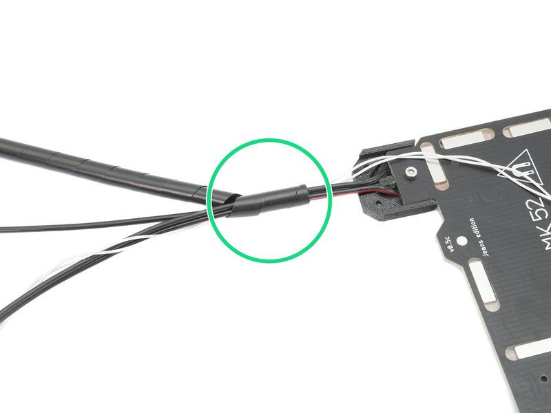 Veďte kabel od termistoru pod kabelem pro napájení vyhřívané podložky a několikrát