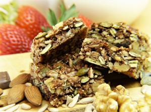Chutná svačina pro děti do školy Domácí ovesné tyčinky Co potřebujeme: 300 g ovesných vloček, 180 g ořechů dle chuti, 150 g sušeného ovoce dle chuti, 150 g sezamových semínek, 7 lžic medu,