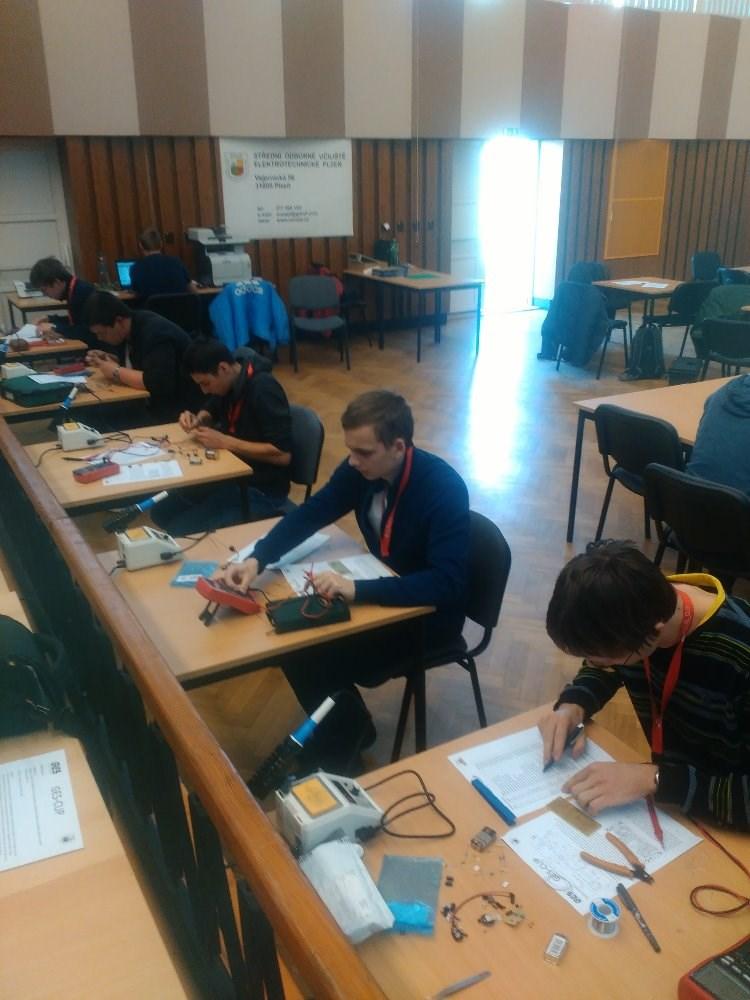 Naši SŠE reprezentovali studenti třetího ročníku oboru mechanik elektrotechnik Ondřej Šafarčík a David Macák.
