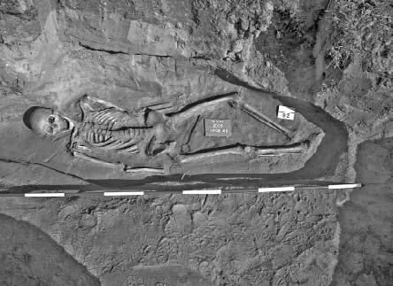 Obr. 3. Hrob 92. Jeden ze dvou výklenkových hrobů podmolového typu odkrytých v roce 2005. Foto T. Mořkovský. Abb. 3. Grab 92.