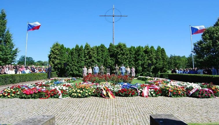 Tisková zpráva Pietní vzpomínka k 76. výročí vyhlazení Lidic Celostátní přehlídka dětských pěveckých sborů Světlo za Lidice 10. 6. 2018 Války přináší tragédie, malé i velké.