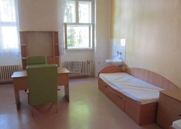 nákladné opatření, ponechávám lhůtu pro splnění tohoto opatření na uvážení vedení nemocnice. odstranit mříže v oknech a nahradit je méně stigmatizujícími bezpečnostními prvky (průběžně). 3.