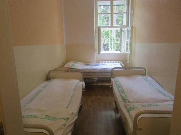 Obrázek č. 5: Absence výzdoby pokoje na oddělení 17A Absence výzdoby byla personálem zdůvodňována především tím, že pacienti výzdobu ničí a že výzdoba může představovat bezpečnostní riziko.