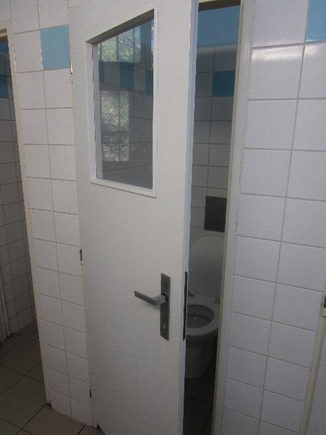 Dveře od toalet na odděleních 17A, 20, 2 a 12B nebyly vybaveny žádnou formou zámku ani cedulkou volno/obsazeno. Taková situace opět nepřispívá k pocitu soukromí pacientů.