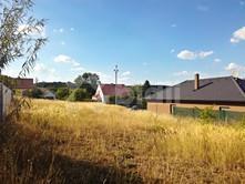 k prodeji dva pozemky o velikosti 1511 m2 určené k výstavbě rodinných domů, které se nacházejí v obci Lukovany na parcelách č. 4650, 4651 a 4652.